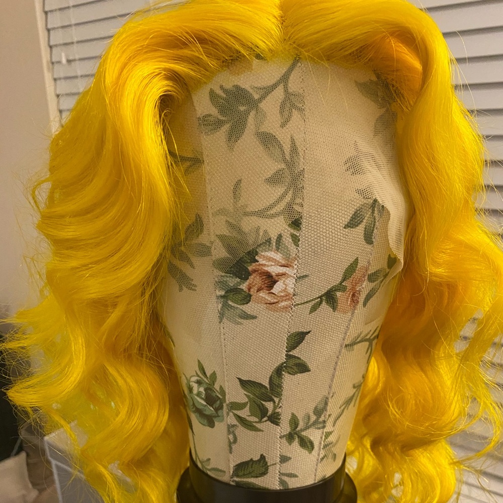 ****Vibrant yellow wig****
